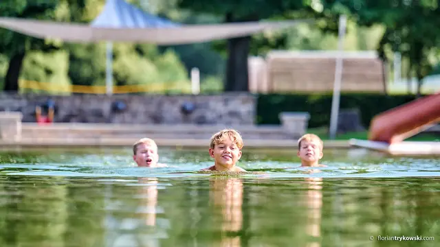 Kinder im Nichtschwimmerbecken